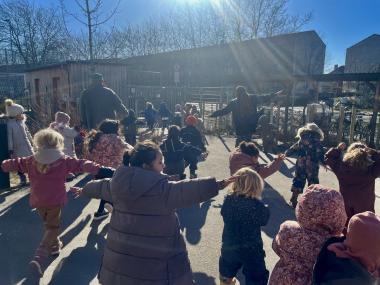 Børn der danser udenfor